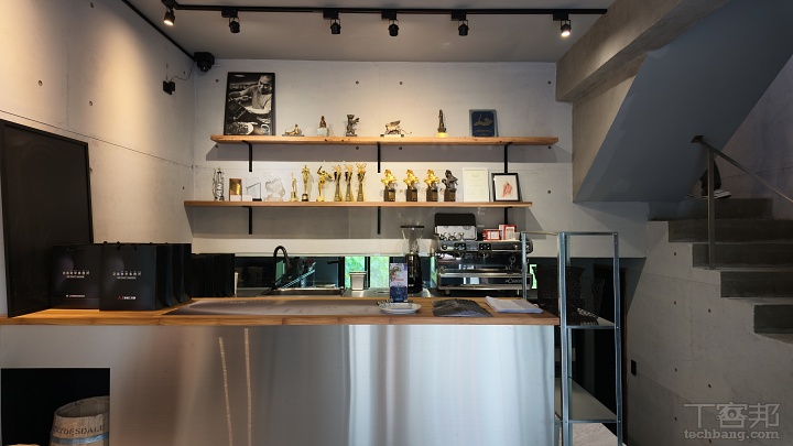 首先是可品嘗「蔡李陸」手工咖啡及私房美食的「咖啡走廊」。