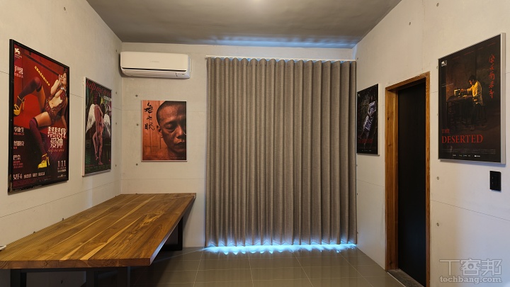 ▼ 還有完整呈現蔡明亮導演11部劇情長片精美海報的「海報牆」。他期望透過此次與空氣美學事務所的合作，為前來參觀的觀眾帶來更豐富且優質的觀展體驗。