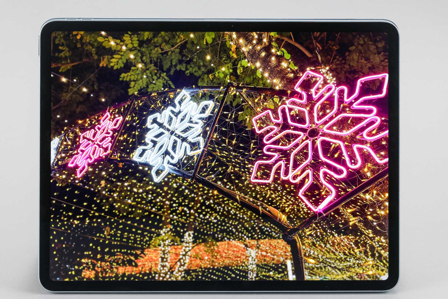 iPad Air M4 依舊採用 Liquid Retina 顯示器，支援 P3 廣色域與原彩顯示，整體畫面品質維持在相當穩定的水準，不過，更新率仍停留在 60Hz。