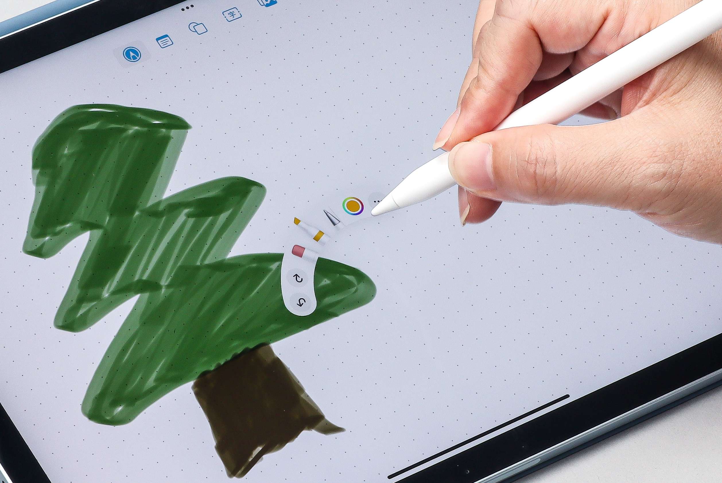 iPad Air M4 支援 Apple Pencil Pro，在繪圖時透過雙指按壓、觸覺回饋、側轉功能，能夠更直覺及精準地進行創作。
