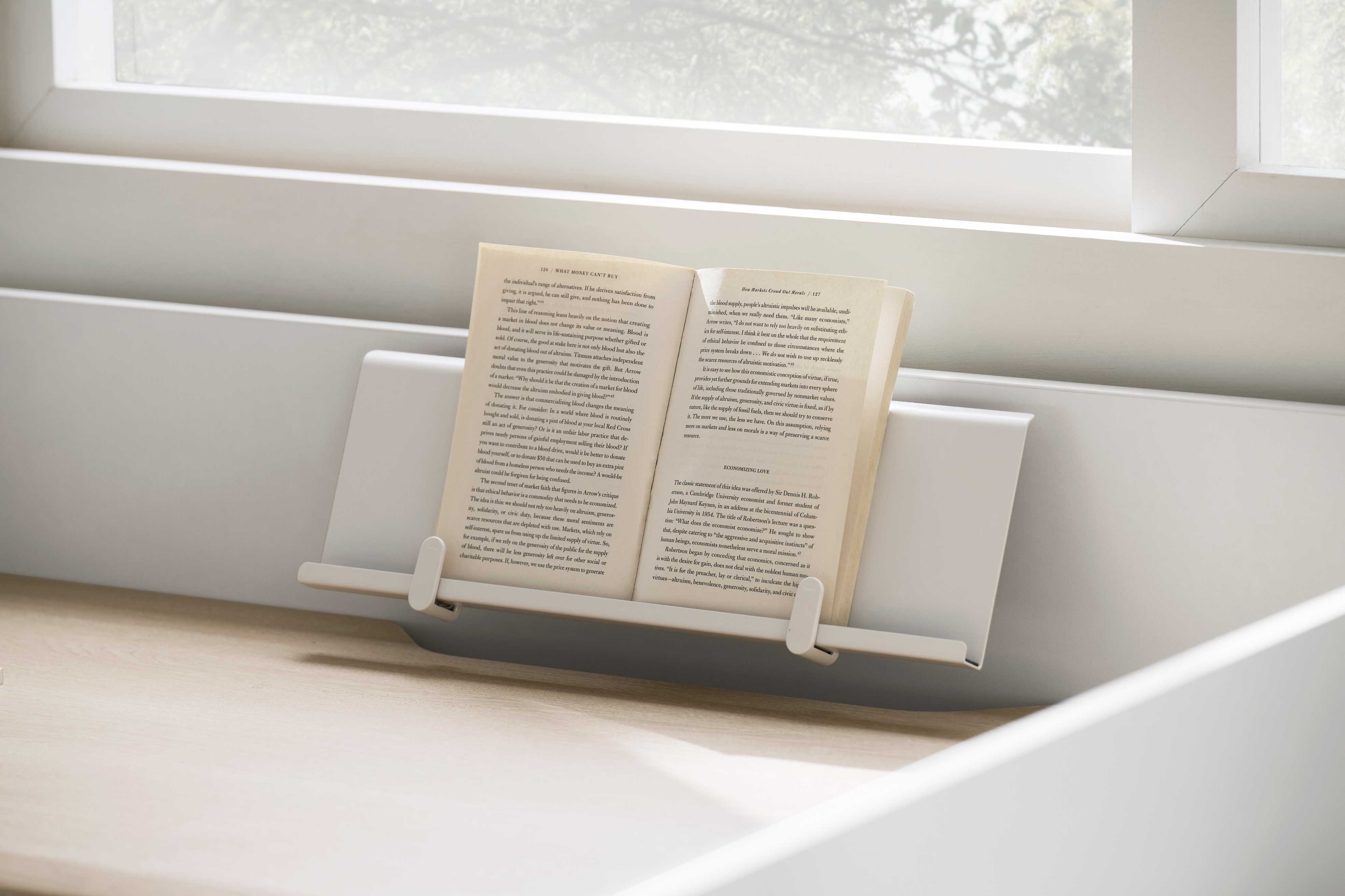 韓國 iloom 推全新 NEWT 電動升降書桌，並攜手邊佑錫拍攝「電動家具」系列廣告