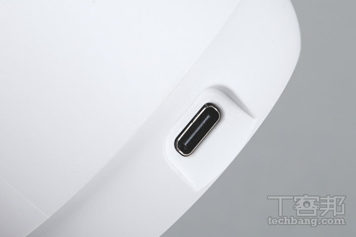 電源接口採用 USB-C 接口供電，提升連接便利性，同時確保長時間運作的穩定性。