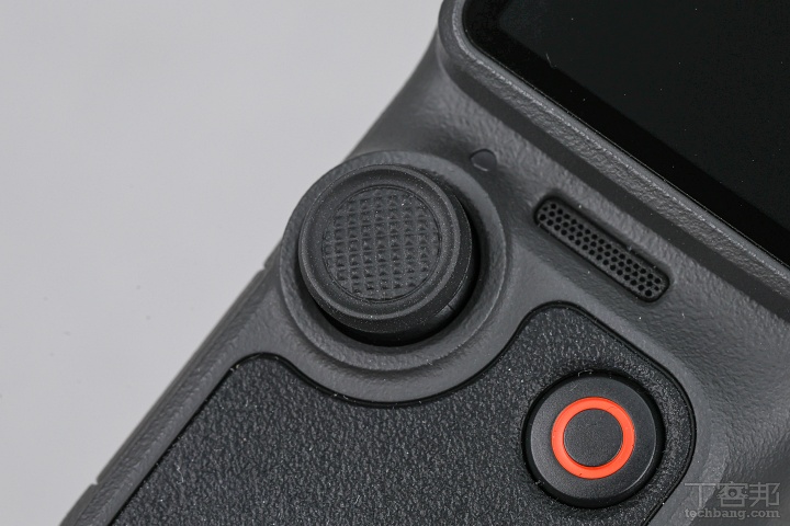 全新搖桿與錄影鍵：雲台控制速度隨桿量增加而增大，進而實現精準細膩的操控。  ▲ 全新搖桿與錄影鍵：雲台控制速度隨桿量增加而增大，進而實現精準細膩的操控。