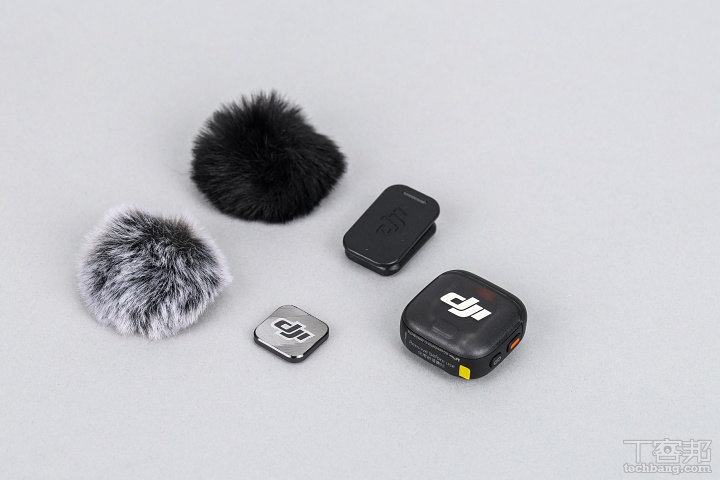 無線收音配件：全能套裝隨附單顆DJI Mic 3發射器、磁吸背夾、磁鐵與兩組防風毛套，強化錄音表現。 ▲ 無線收音配件：全能套裝隨附單顆DJI Mic 3發射器、磁吸背夾、磁鐵與兩組防風毛套，強化錄音表現。