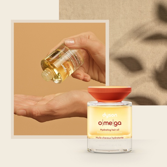 Dyson Omega 光緞護髮精華油採用不含矽靈的輕盈配方，質地細緻易吸收。搭配 Dyson 造型工具使用，可提升髮絲光澤達 261%。玻璃瓶身歷經 112 次設計測試優化，兼具穩定性與使用手感，即使在旅行或日常移動中也能安心使用。