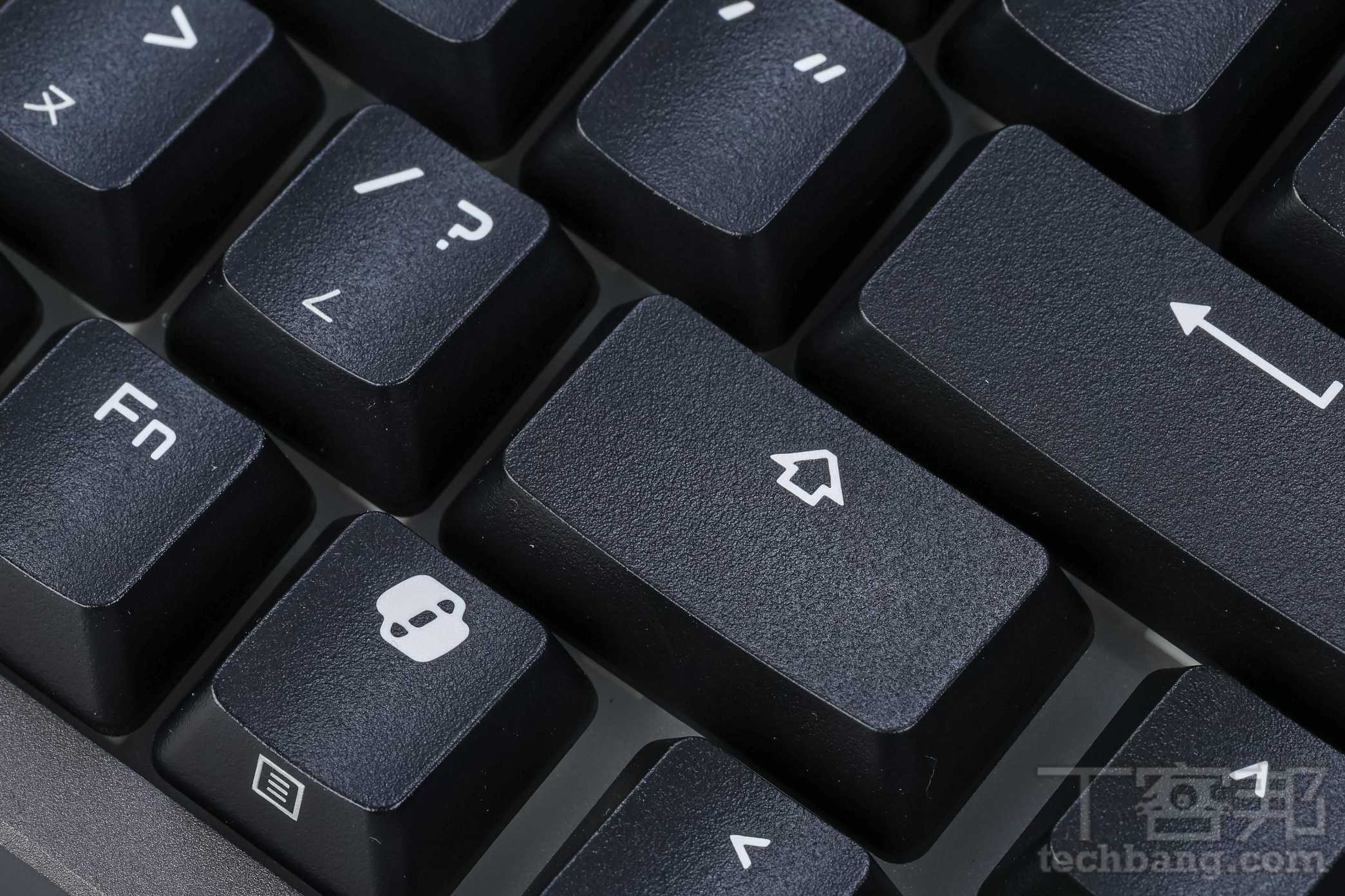 鍵帽材質採用二色成形 ABS 材質鍵帽，按鍵上的字體符號表現不錯，兼具耐用、抗褪色優點。