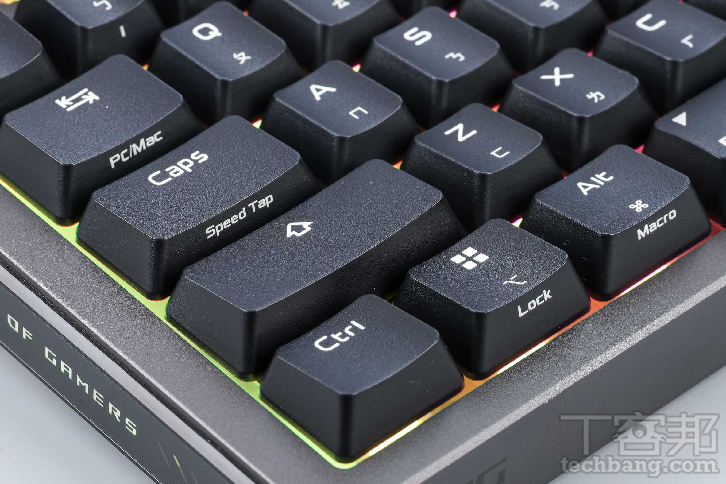 RGB 燈效延續 ROG 電競周邊常見的視覺風格，加上搭配 PC 定位板，讓背光光源更加柔和且均勻。