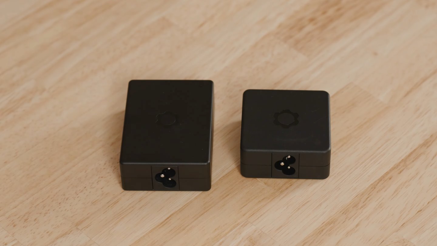 充電器功率升級至100 W，能夠提高充電速度。