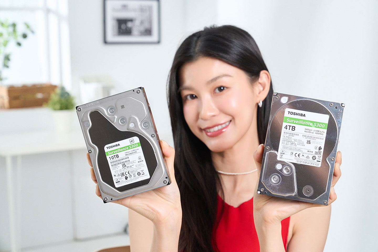 Toshiba S300 AI 開箱實測：550TB/年⼯作負載、⽀援 32 路 AI 串流，對比前代監控硬碟全⾯升級！