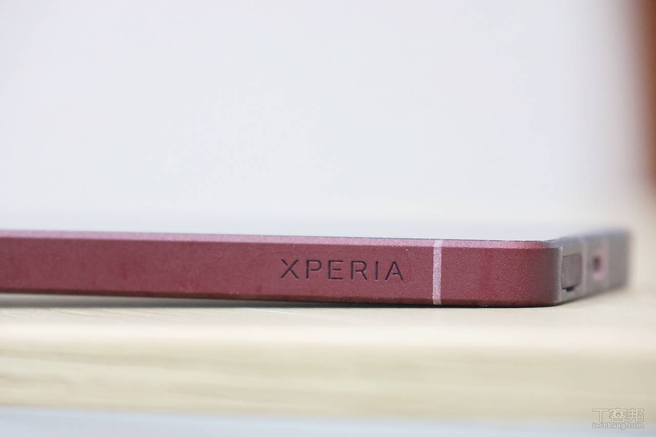 側邊有低調的 Xperia 字樣。