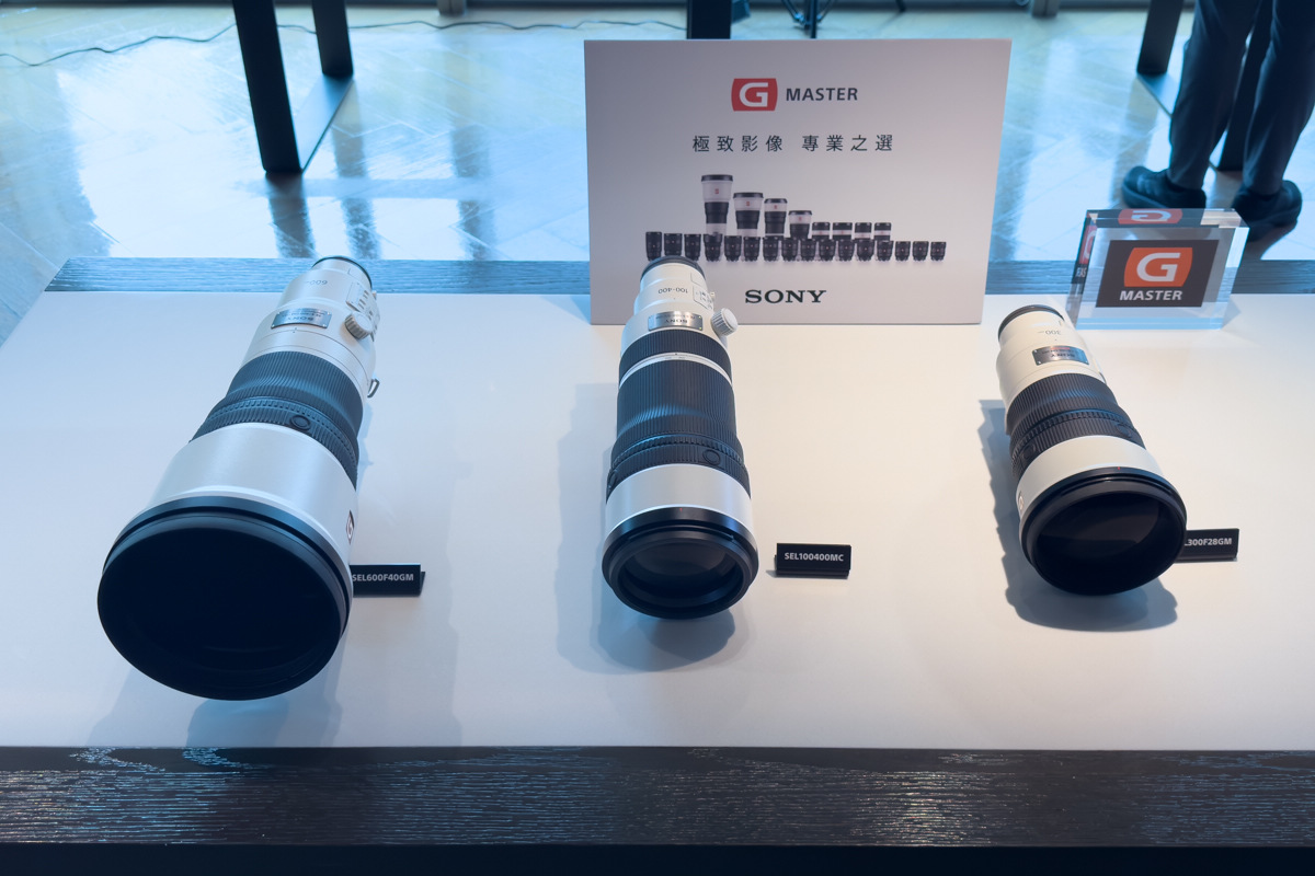 FE 100-400mm F4.5 GM OSS 大小示意,左為 FE 600mm F4 GM OSS,右為 FE 300mm F2.8 GM OSS。