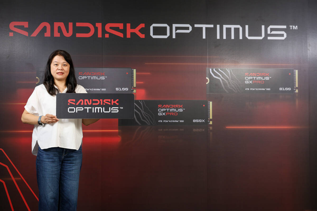 Sandisk 推出多款創新快閃儲存解決方案,產品涵蓋 Sandisk 新一代行動固態硬碟系列、全新品牌識別的經典內接式 SSD 系列,及全球最小的 1TB USB-C 隨身碟。圖中為 Sandisk 業務經理葉秀君。