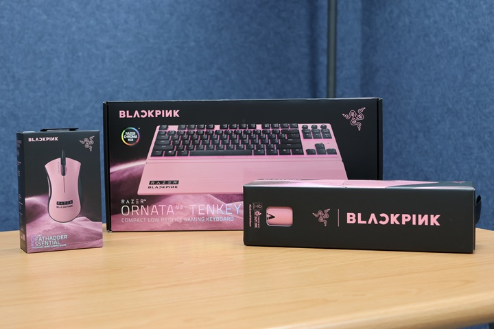 盒裝裡是此次聯名產品，有 Razer Ornata V3 Tenkeyless 鍵盤、Razer DeathAdder Essential 滑鼠、Razer Gigantus V2 滑鼠墊。