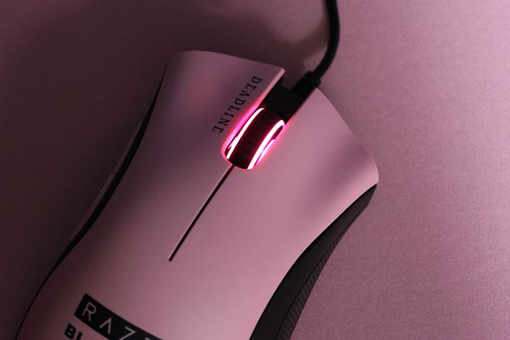 將 Razer DeathAdder Essential 原來的 Razer 經典綠光，改為代表 Razer X BLACKPINK 聯名的粉色燈效。