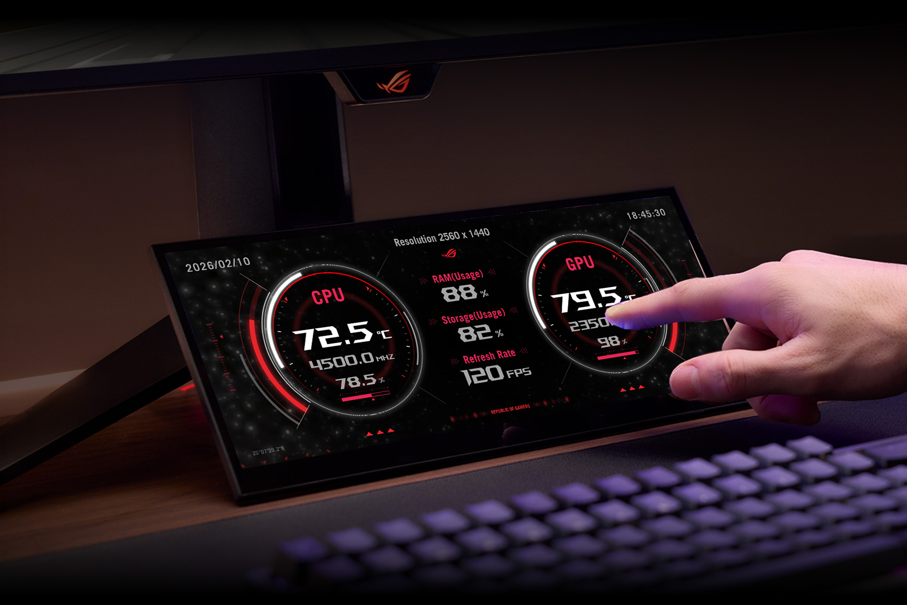 定位為終極副螢幕與桌面控制中心的 ROG Strix XG129C,面板厚度僅 6.3mm,使用者除可將其直接擺放在主螢幕下方,升級桌面使用率,還能藉由可調式支架或標準腳架孔位靈活安裝。