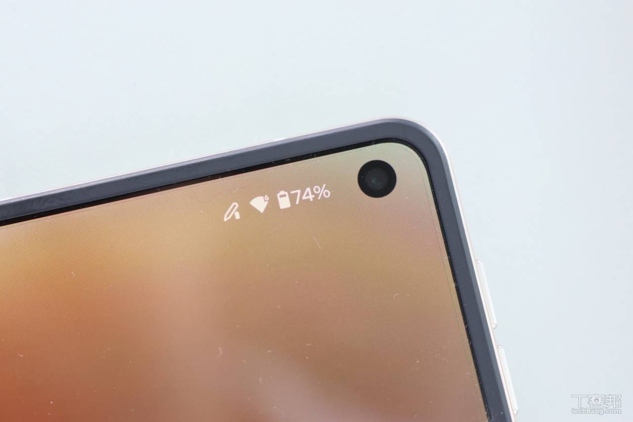 Motorola razr fold 大摺疊機在台上市，售價 49988 元起、觸控筆、多款耳機同時登場