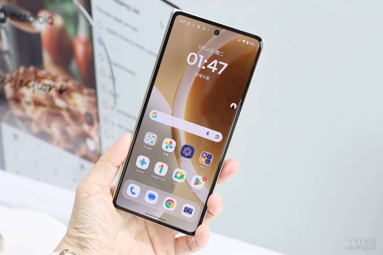 Motorola razr fold 大摺疊機在台上市，售價 49988 元起、觸控筆、多款耳機同時登場