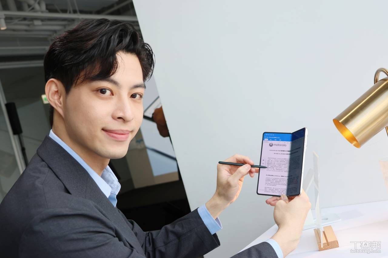 Motorola razr fold 大摺疊機在台上市，售價 49988 元起、觸控筆、多款耳機同時登場