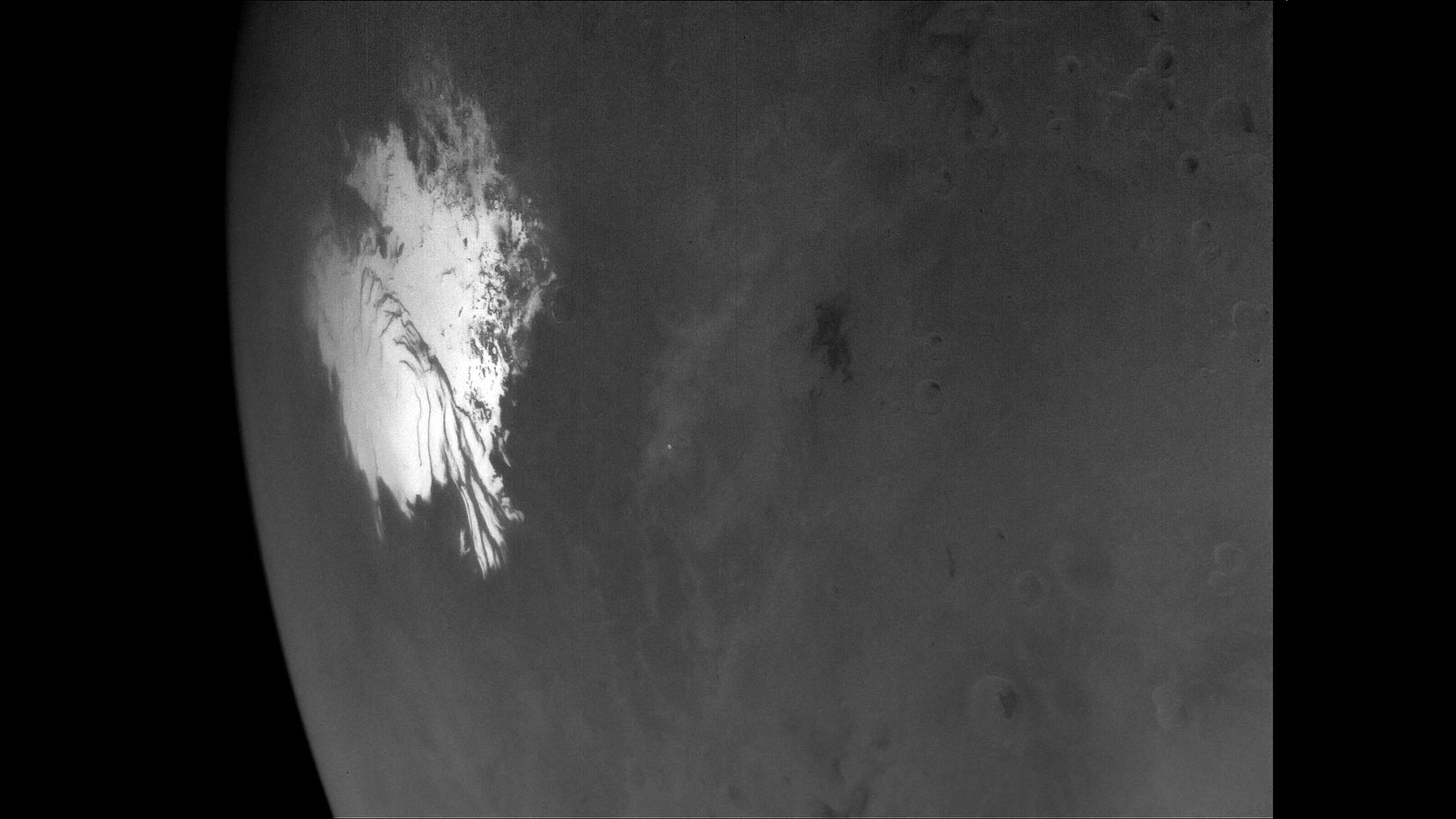 NASA「靈神星」太空探測器成功藉由火星「引力彈弓」加速，回傳新月火星照