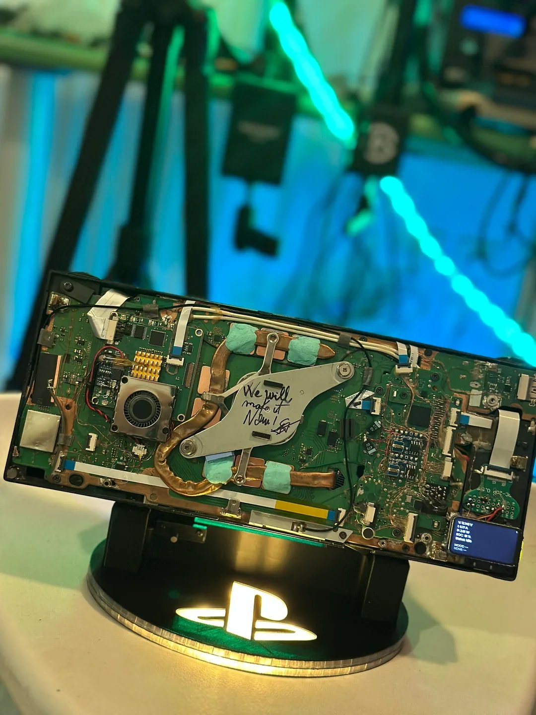 發燒友將 PS4 Slim 改裝成掌機:搭載 1080p OLED、ESP32 監控,流暢遊玩《秘境探險 4》!