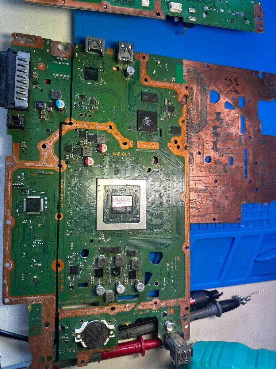 發燒友將 PS4 Slim 改裝成掌機:搭載 1080p OLED、ESP32 監控,流暢遊玩《秘境探險 4》!