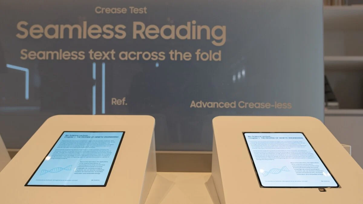 Samsung Display 於 CES 2026 展示的摺疊手機專用「無折痕」摺疊 OLED 面板。 資料來源：Samsung Display