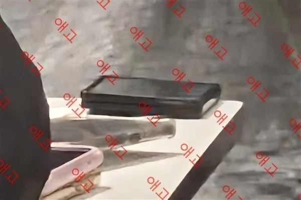 三星新摺疊旗艦意外曝光！Galaxy Z Fold8 實機遭捕獲、螢幕摺痕「近乎無痕」黑科技現身