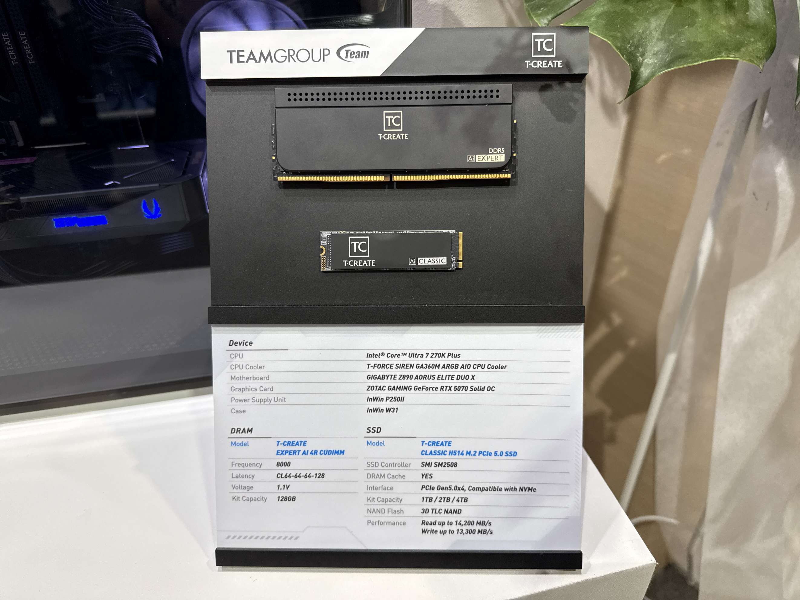 T-CREATE EXPERT AI 4R CUDIMM DDR5（8000MT/s、128GB）記憶體搭配 T-CREATE CLASSIC H514 M.2 PCIe 5.0 SSD 展示，兩款產品共同建構高容量、高頻寬的 AI 工作站核心配置。