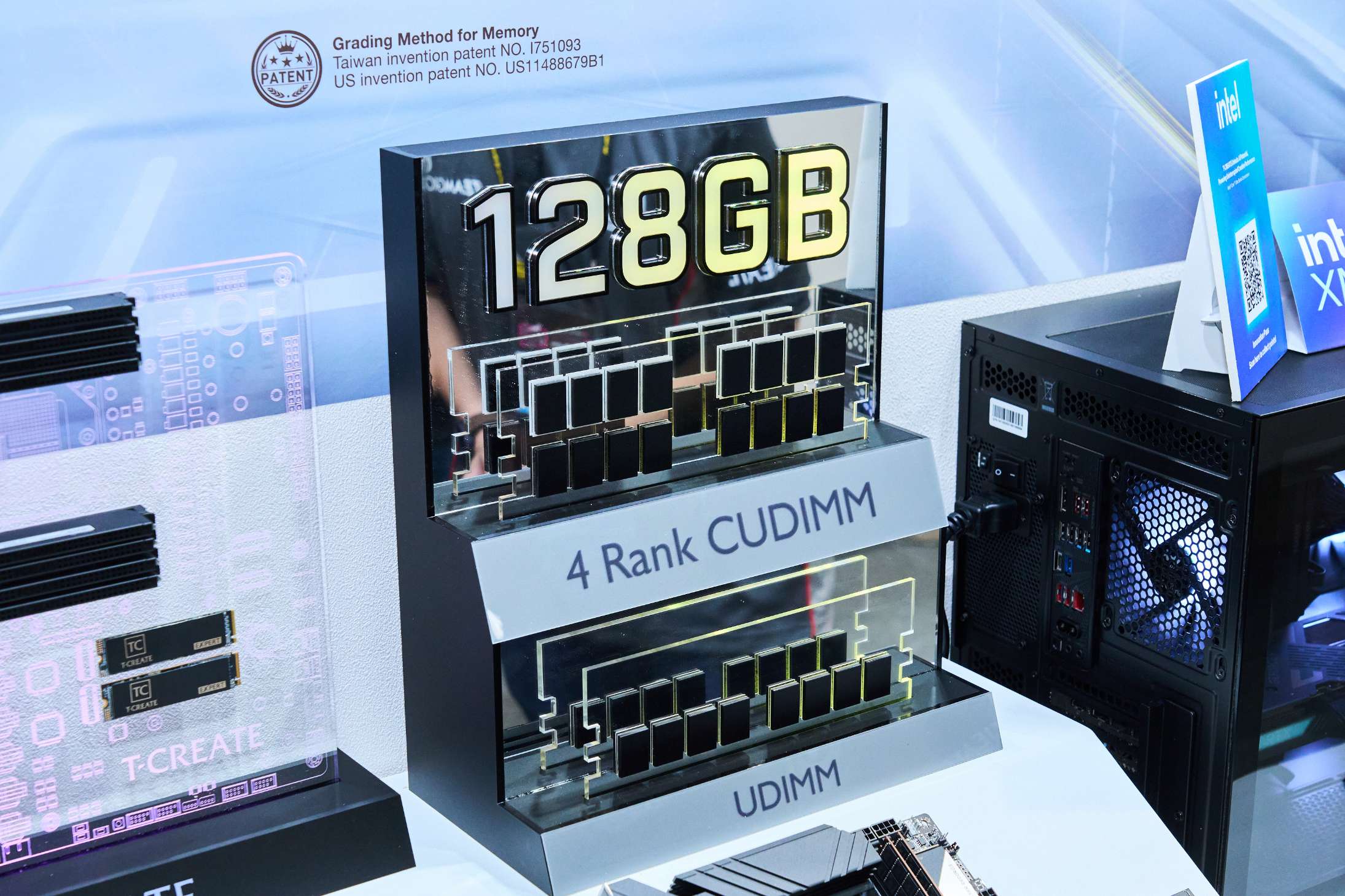 藉由現場透明模型可直觀呈現 4 Rank CUDIMM 與傳統 UDIMM 的晶片密度差異。單支 128GB 超大容量設計，雙插槽即可輕鬆擴充至 256GB。
