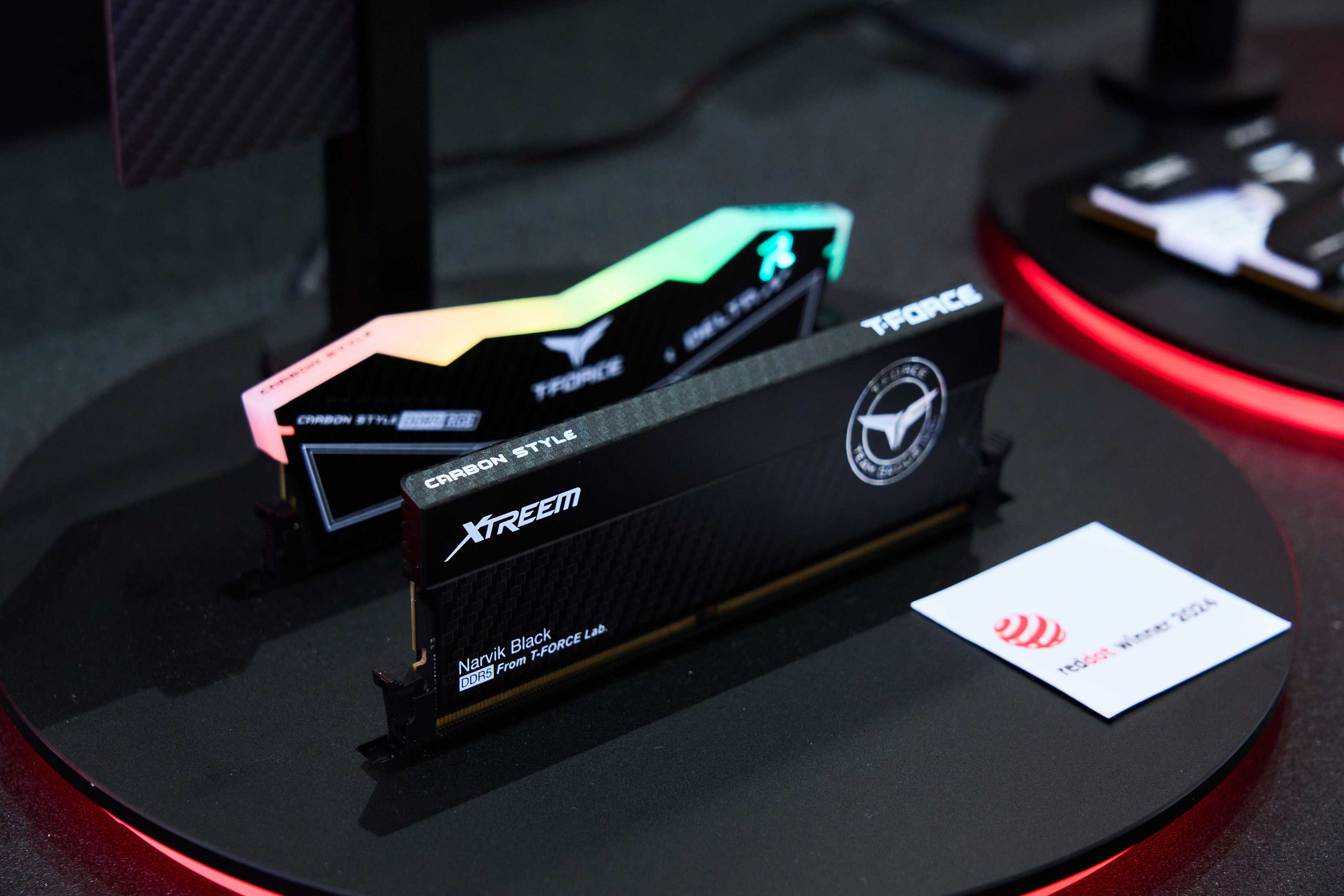 T-FORCE XTREEM DDR5 CARBON STYLE（前）與 T-FORCE DELTA RGB DDR5 CARBON STYLE（後）近拍。