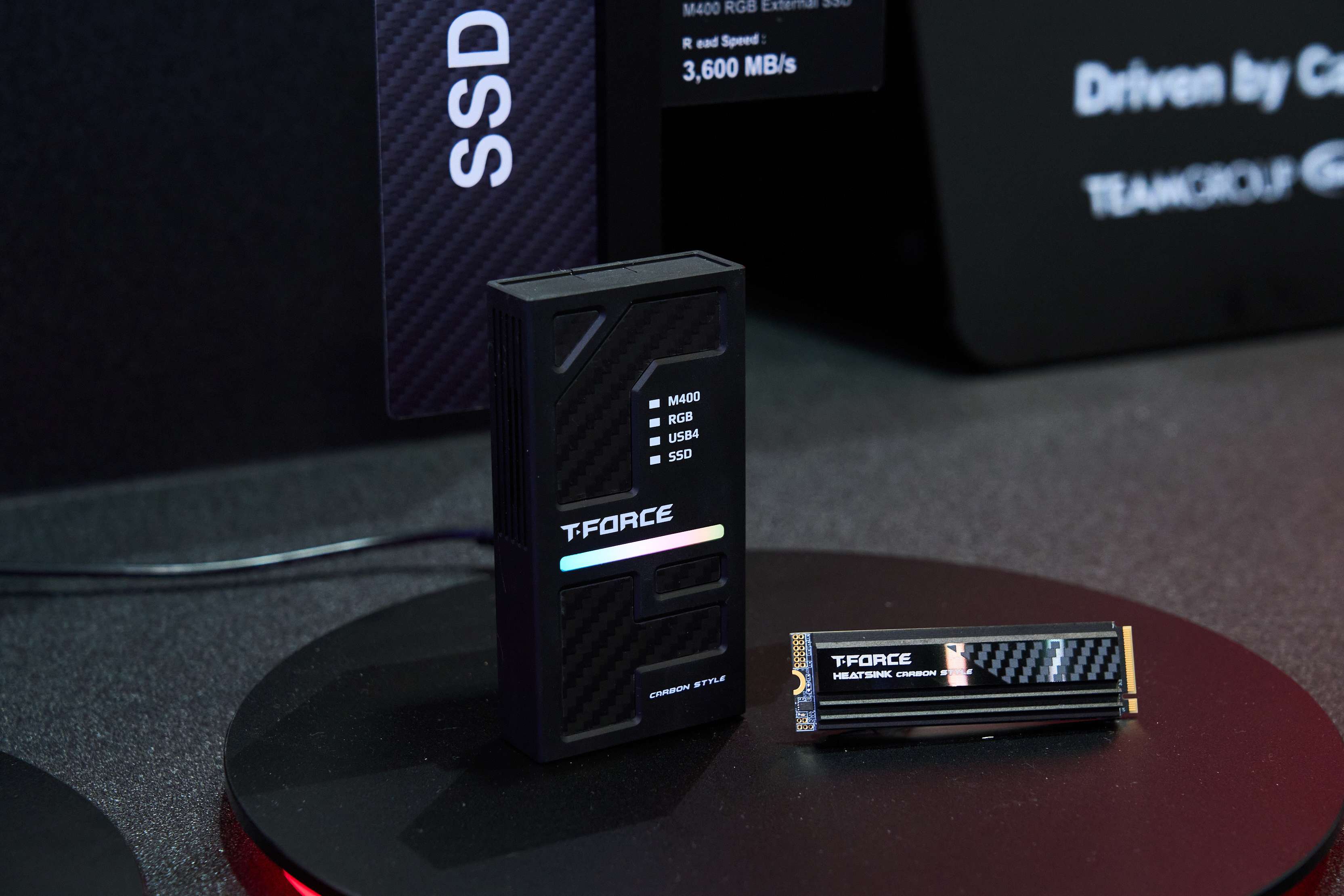 T-FORCE M400 外接式固態硬碟與 Z54E Carbon Style M.2 PCIe 5.0 SSD，讀取速度分別達 3,600MB/s 與 14,900MB/s ，將碳纖美學延伸至整套儲存配備。