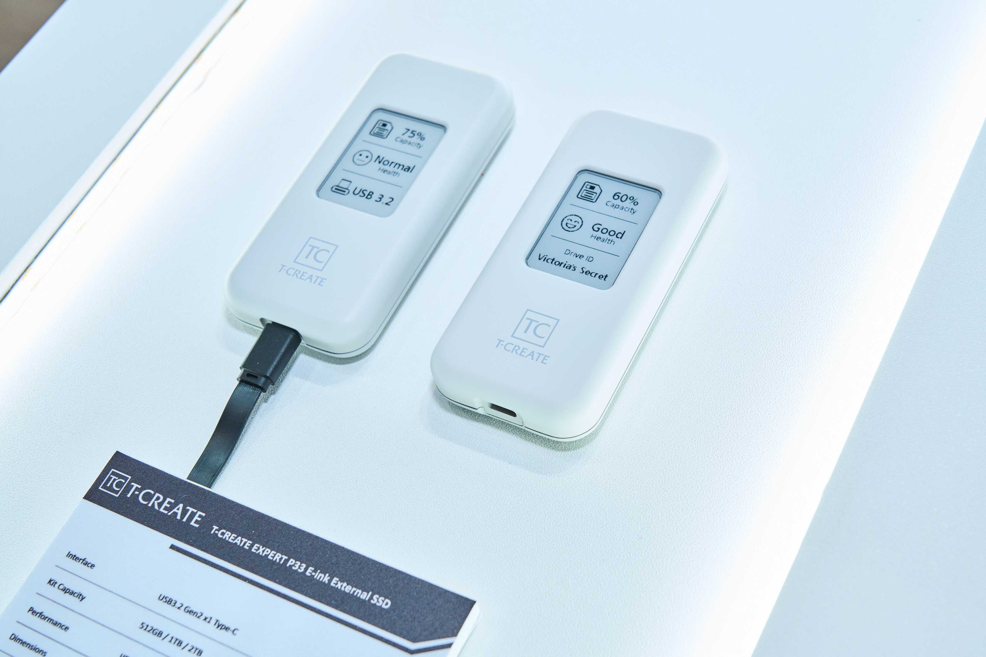 T-CREATE EXPERT P33 電子紙外接固態硬碟，斷電狀態下螢幕仍清晰顯示容量、健康狀態與自訂硬碟名稱，不插電就能辨識內容。