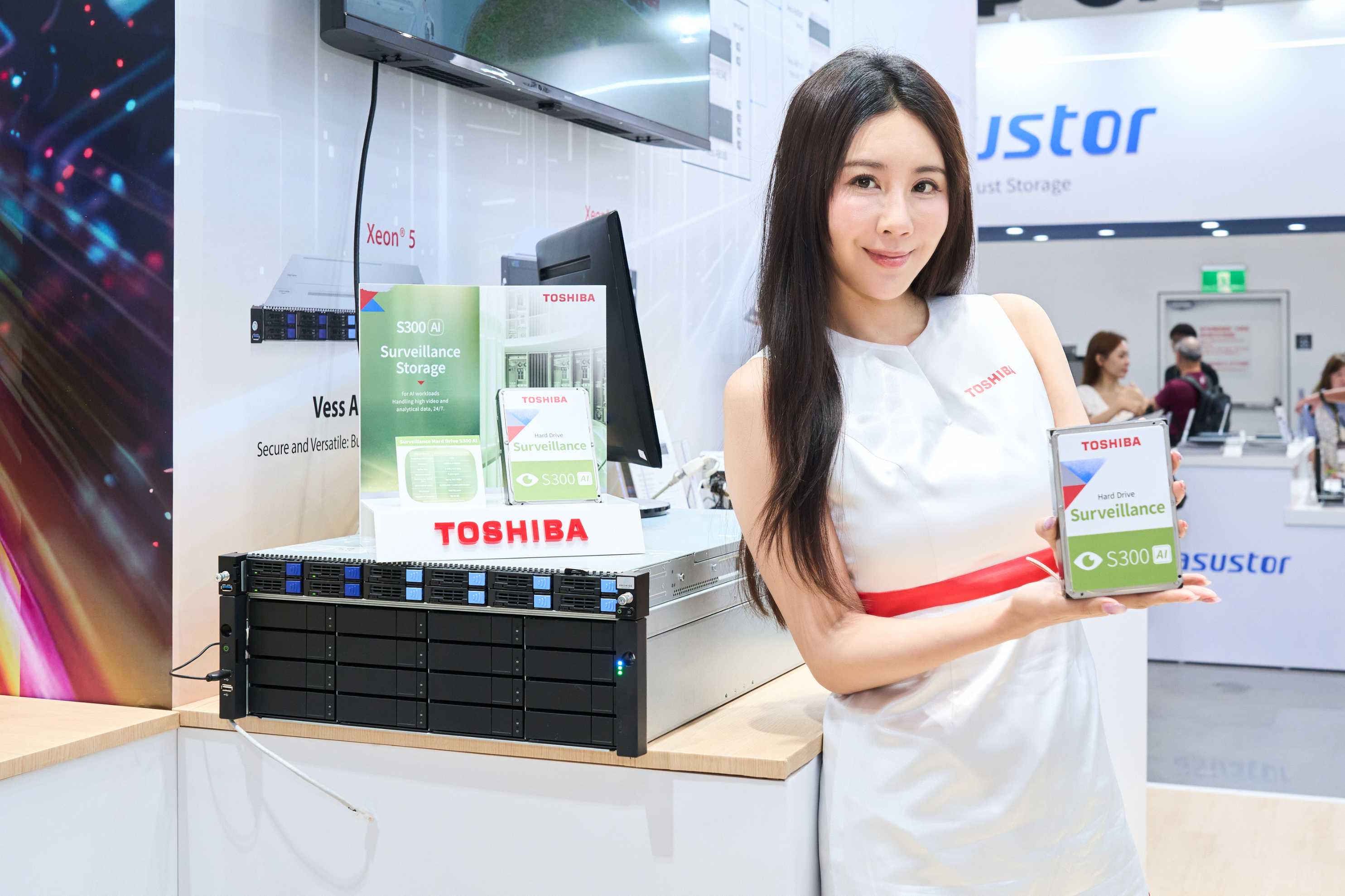 Toshiba S300 AI 監控硬碟的獨家 OptiFrame™ 韌體設計，支援最多 64 路攝影機與 32 路 AI 分析串流同步運作，專為 24/7 高負載 AI 影像分析場景打造。