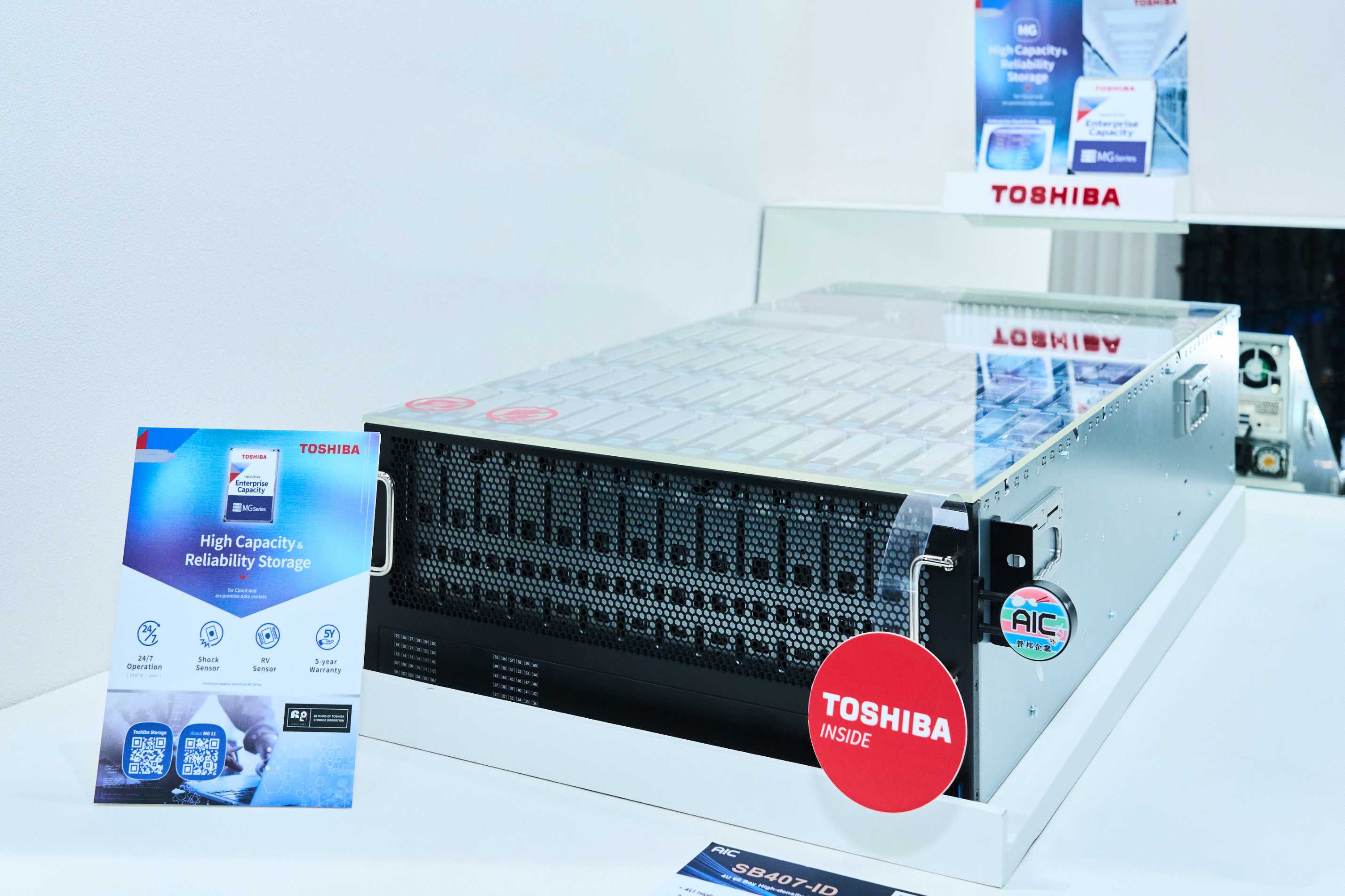 營邦企業（AIC）SB407-ID 4U 高密度儲存伺服器搭配 Toshiba MG11 企業級硬碟於 COMPUTEX 2026 聯合展出，支援 60 顆 3.5 吋熱插拔硬碟槽，專為 AI 資料中心大規模儲存部署設計。