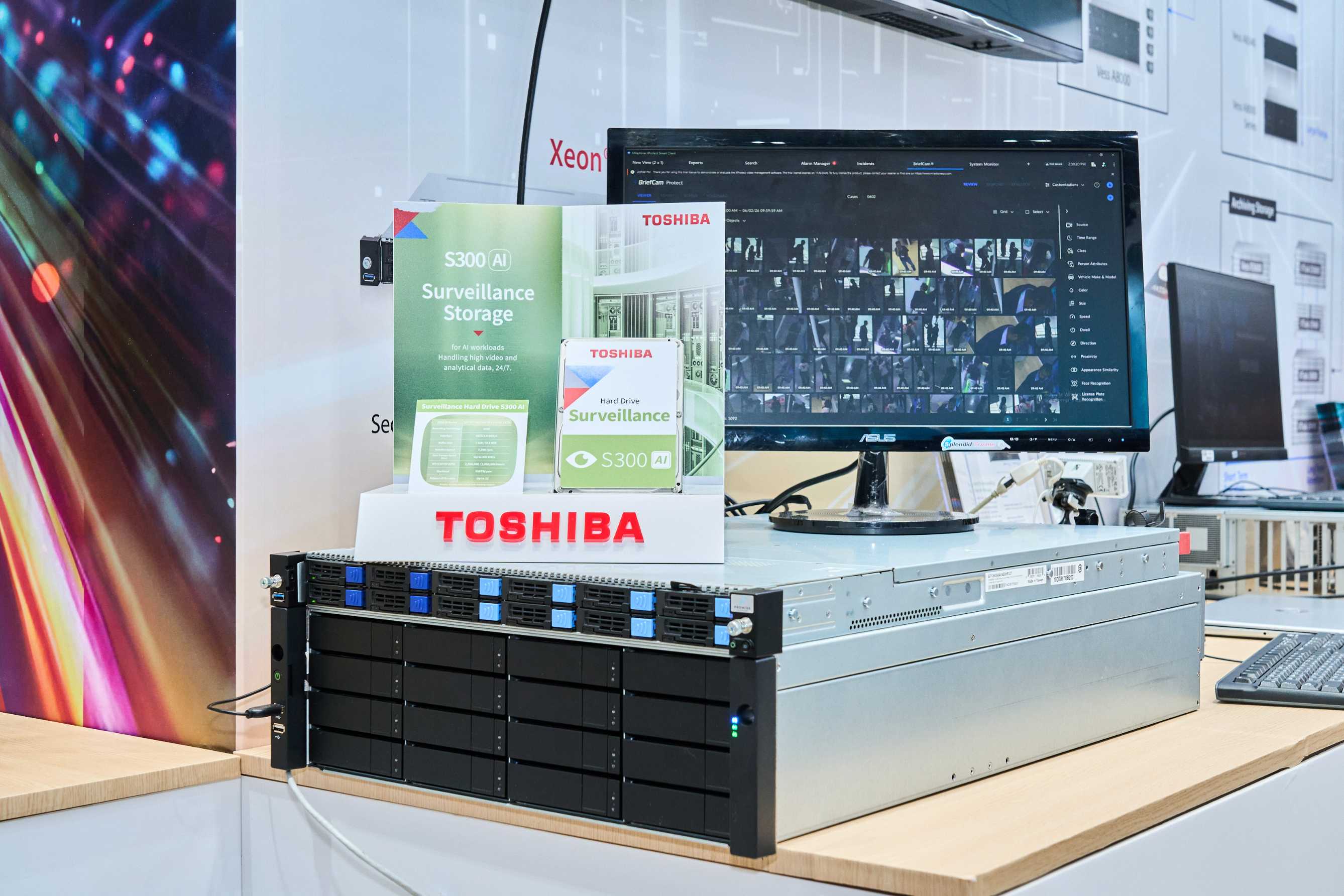 喬鼎資訊（PROMISE）Vess A8340 高整合 AI 監控平台搭配 Toshiba S300 AI 監控硬碟，現場同步展示從多路影像錄製到人臉辨識、車牌辨識等 AI 即時推論的完整監控工作流程。