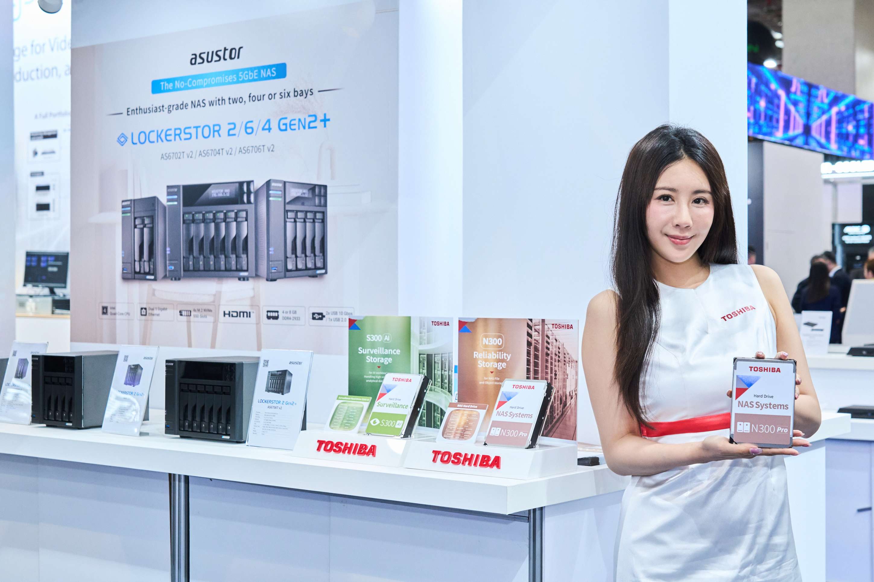 華芸科技（ASUSTOR）於本屆 COMPUTEX 2026 展出 AS67 v2 系列 NAS，並與 Toshiba N300 Pro 聯合展示。N300 Pro 搭載獨家 NASLink™ 韌體與 RV Sensors，為內容創作者與企業用戶提供穩定的 NAS 儲存環境。