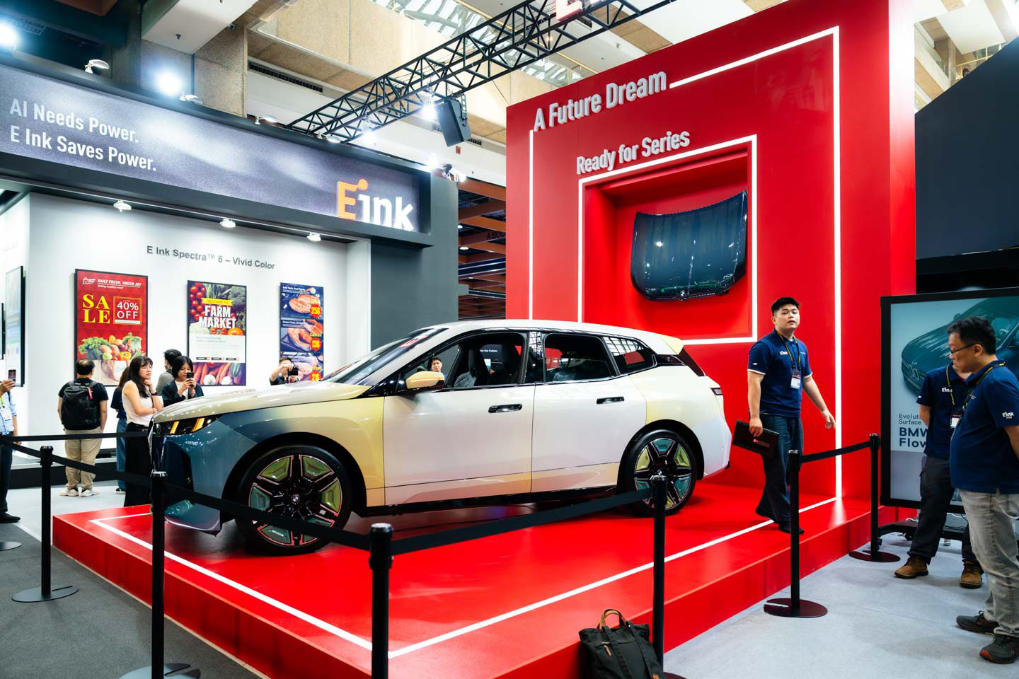 元太科技展出極為吸睛的電子紙變色車，與 BMW 合作研發，將電子紙技術運用在變色概念車上。