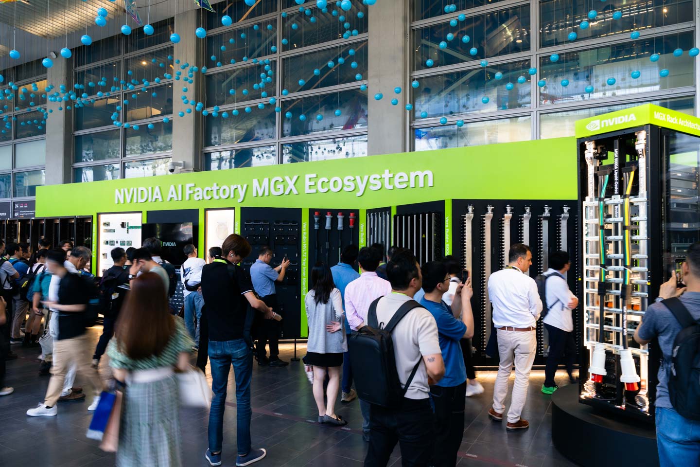 NVIDIA 在南港展覽館二館展出 AI 工廠零件牆，透過全棧式資料中心基礎設施，將數據轉化為源源不絕的智慧資產。