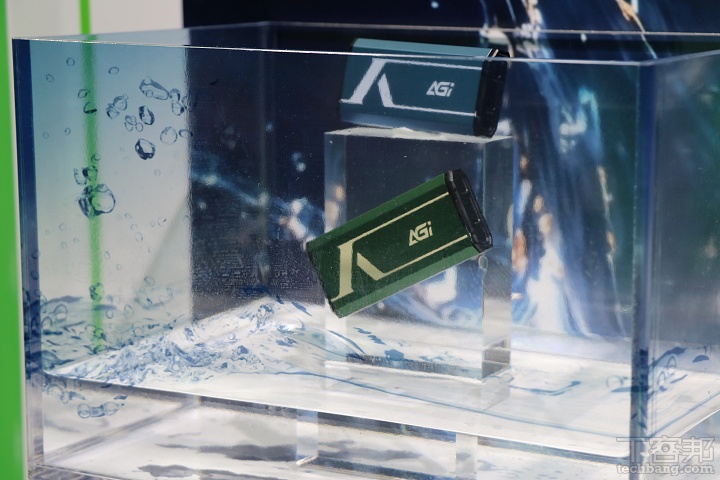 【COMPUTEX 2026】 AGI 亞奇雷秀出超熱血《膽大黨》聯名系列、8000MT/s DDR5 與專利熱感變色散熱技術登場！