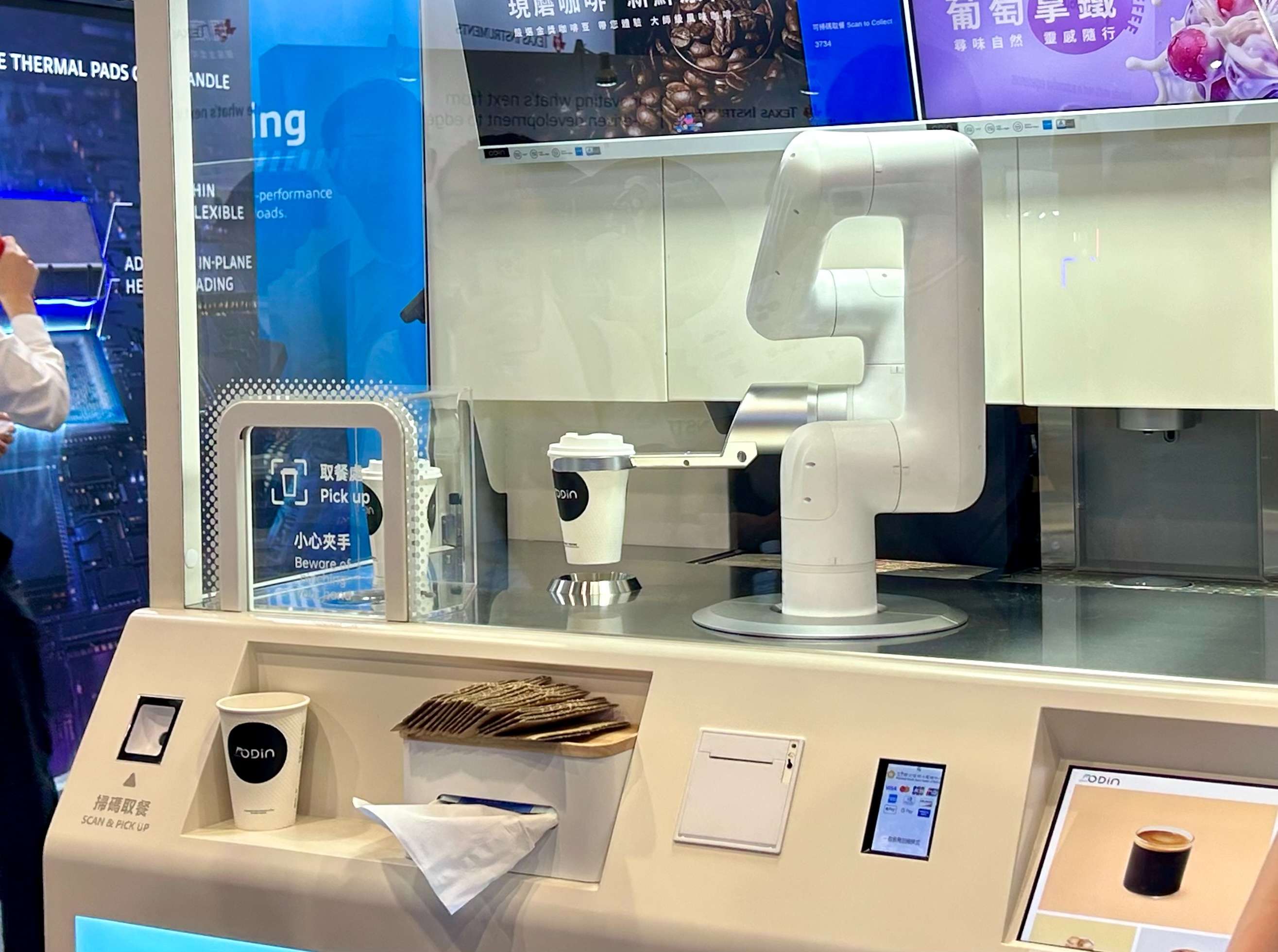 【COMPUTEX 2026】無人商店未來樣貌！永元智能 Odin 機器人會賣冰淇淋、泡咖啡，還可以跟你聊天