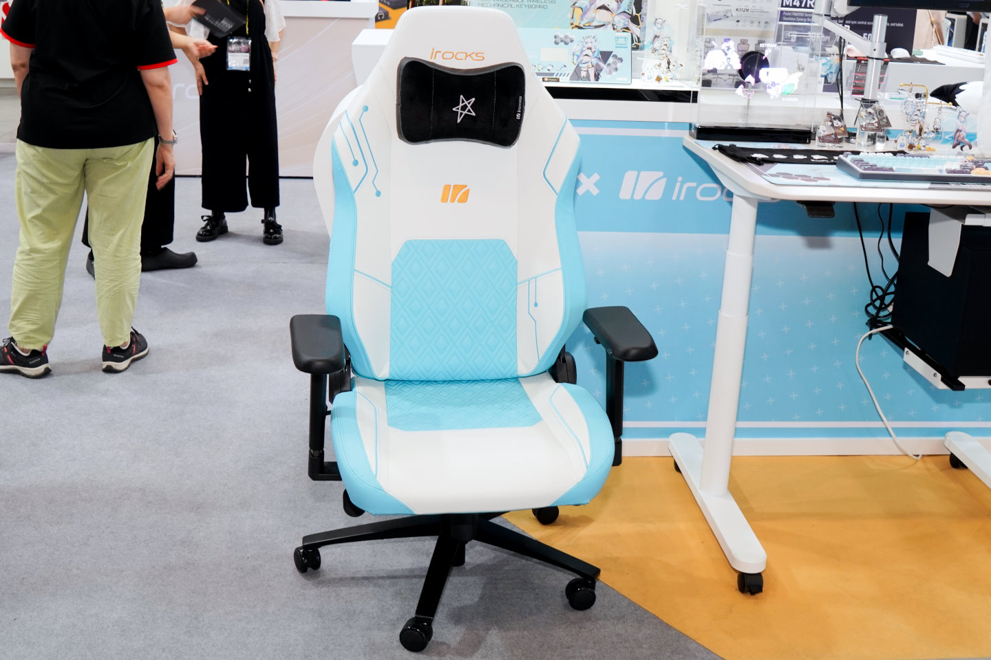 聯名電競椅則以iRocks T29為基礎進行塗裝,頭枕部分採用磁吸式設計,方便拆裝。
