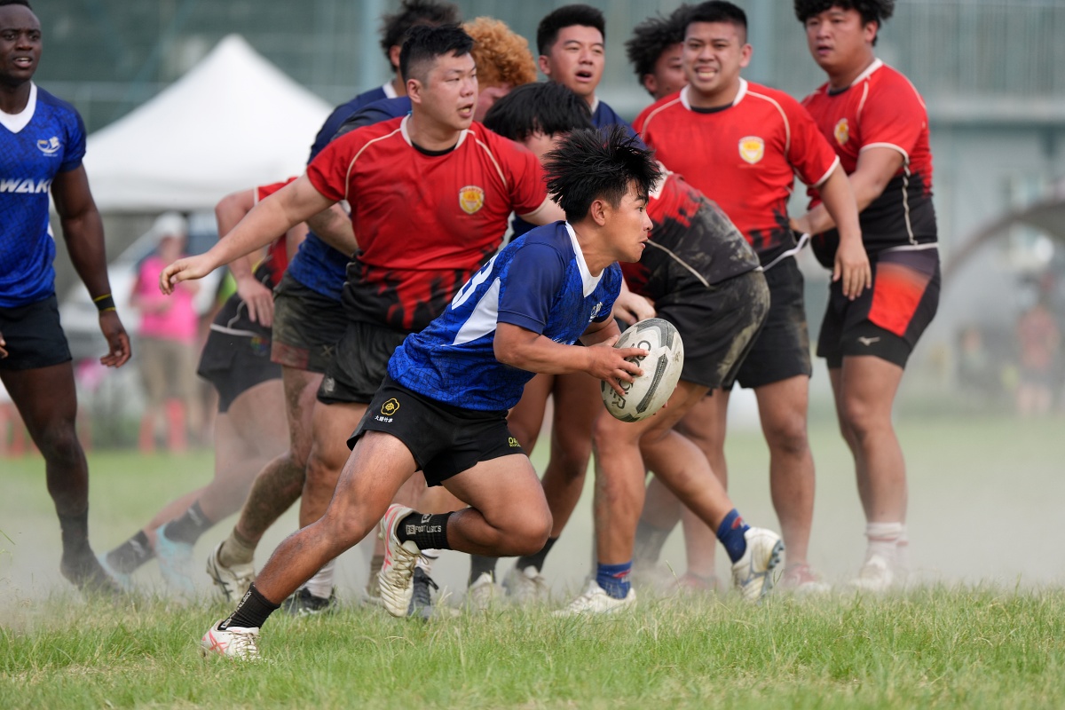面對多人同場、動作瞬息萬變的運動賽事，α7R VI 的 AI 自動對焦能快速辨識並穩定追蹤主體，提升動態場景下的拍攝成功率。(Sony α7R VI + FE 100-400mm F4.5 GM OSS、400mm，F4.5、1/1000s、ISO 500)(看大圖)