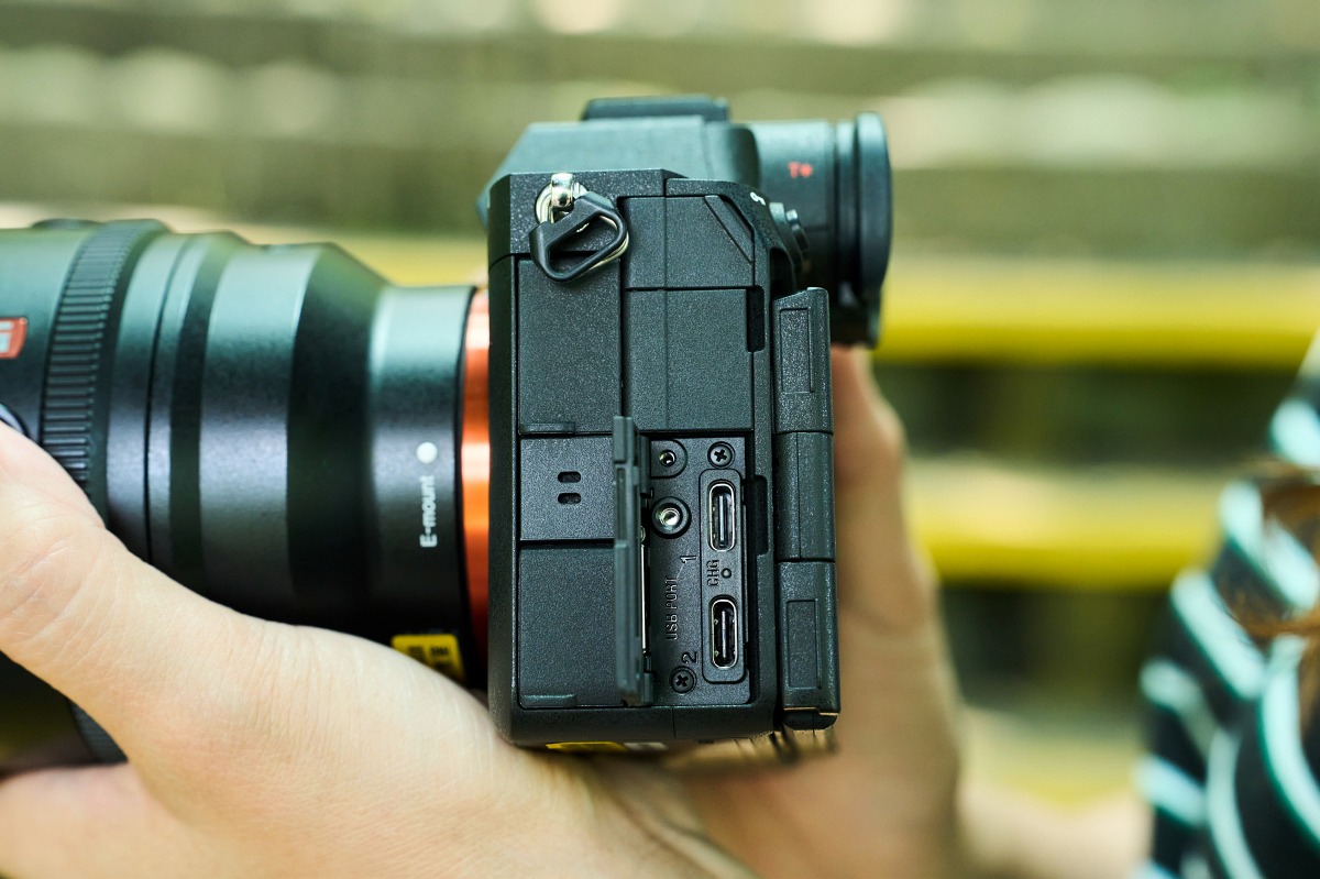 α7R VI 內建雙 USB Type-C 連接埠，拍攝者能在充電時同步進行高速檔案傳輸。