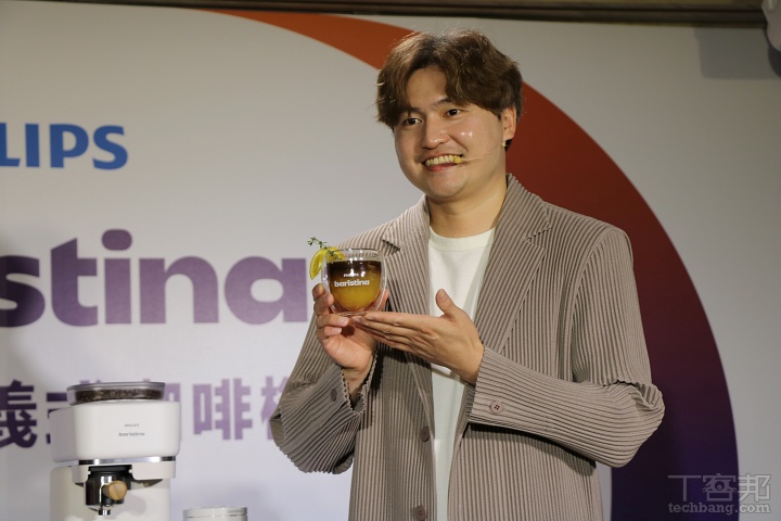 咖啡職人林紹興也分享夏季居家咖啡特調「晨果伯爵美式」,展現飛利浦 Baristina 不僅能一分鐘完成現磨義式咖啡,更能延伸出多元創意咖啡飲品。從果香美式、茶香特調到奶香咖啡,消費者皆可依個人喜好自由搭配,