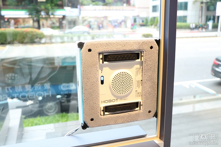 全球首創「雙刀流」刮刀擦窗機器人!玻妞 HOBOT-SP10 在台上市,售價 13,800 元