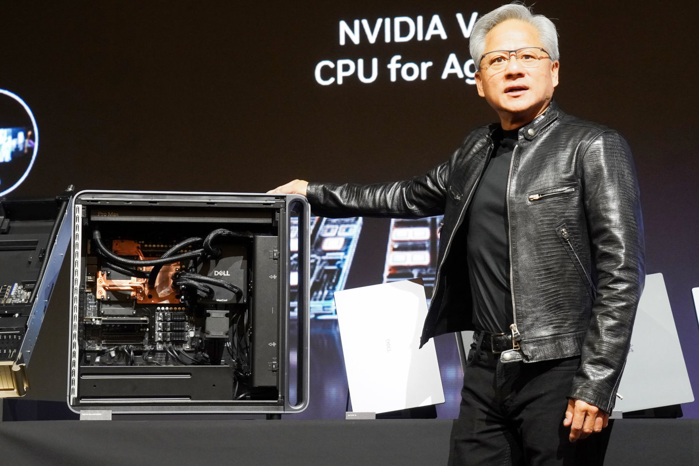 黃仁勳也在國際記者會中介紹多款RTX Spark產品,以及DGX Station for Windows工作站。