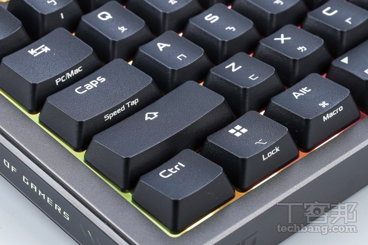RGB 燈效延續 ROG 視覺風格,搭配 PC 定位板,鍵盤背光更加柔和均勻。