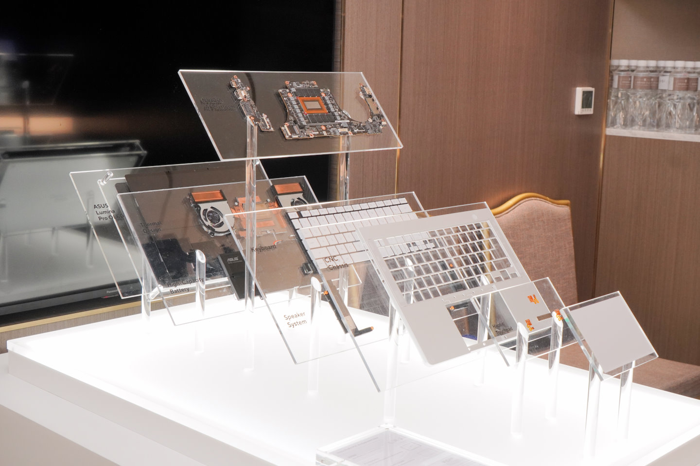 從Asus提供的大部分解展示可以看到觸覺回饋觸控板、CNC加工機身、鍵盤與喇叭系統、主機板、散熱模組等零組件。