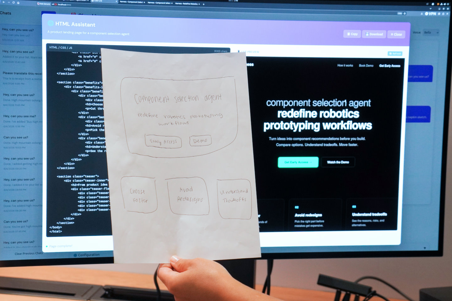 在現場展示中，HTML Assistant能根據攝影機拍下的紙本圖鴉自動生成實際可運作的網頁。