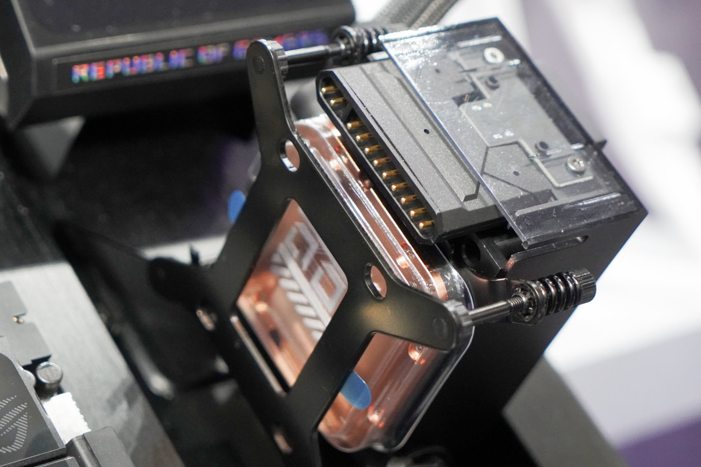 水冷頭的下方有1排Asus專屬的Q-Connector端子。